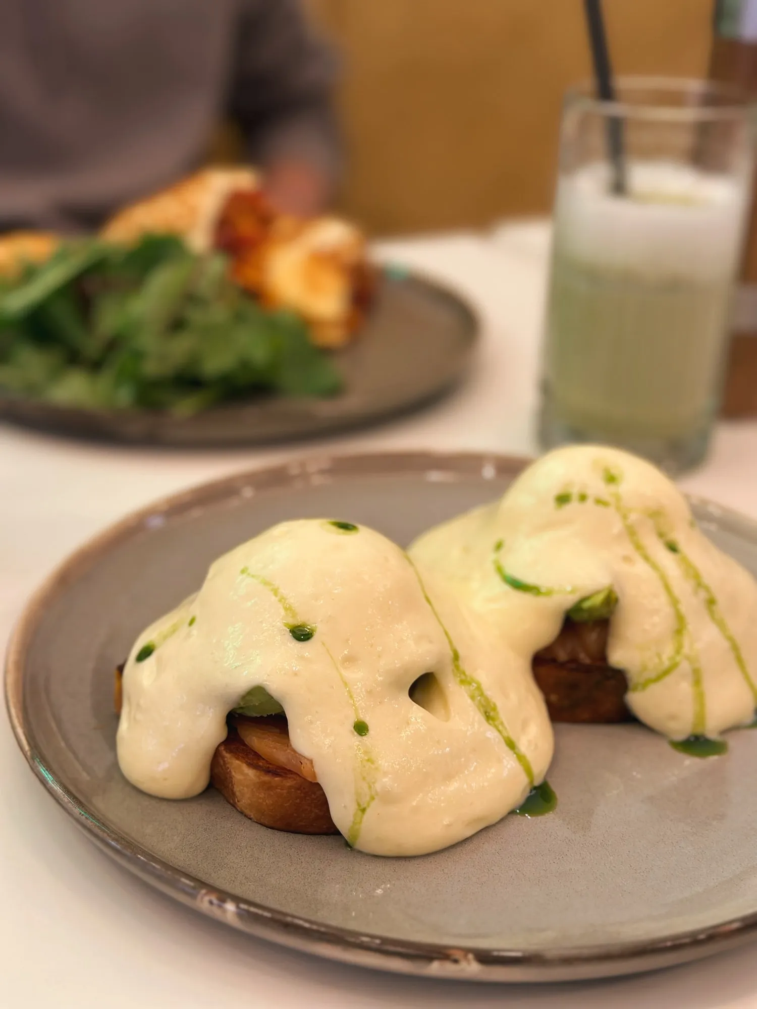 Danie podane w restauracji — fotografia kulinarna